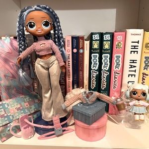 LOL OMG Doll “Snowlicious” & little sister